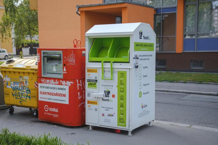 Praha podporuje chytré třídění použitého textilu. Při třídění je možné získat kredity na nákup nového oblečení
