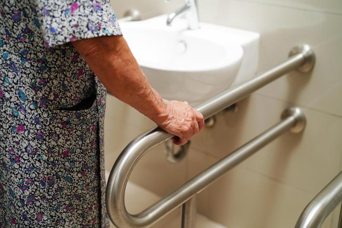Soběstačnost v koupelně je pro seniory základem