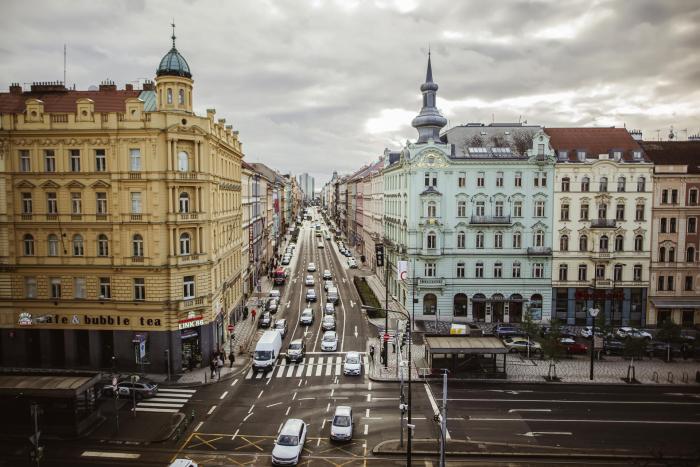 Srazil mě na přechodu autem. Co můžu požadovat?