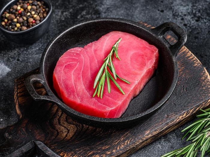 Steak z tuňáka se středomořským salátem s noky