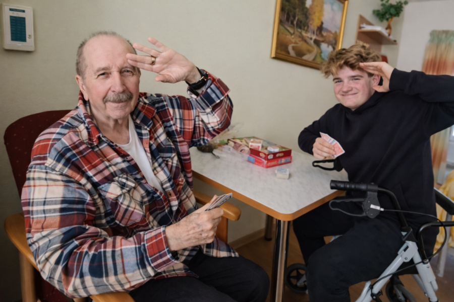 Dobrovolník Marek se seniorem hraje karty